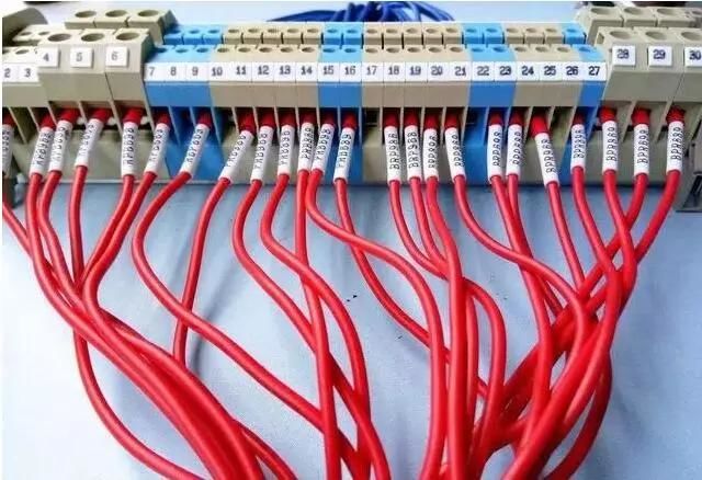 電工是怎么把線整理的這么整齊的？這離不開線號機